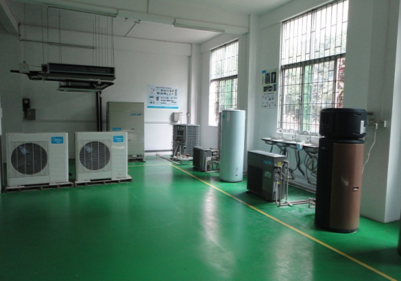 东莞常平学空调制冷培训 由美的公司提供全套设备